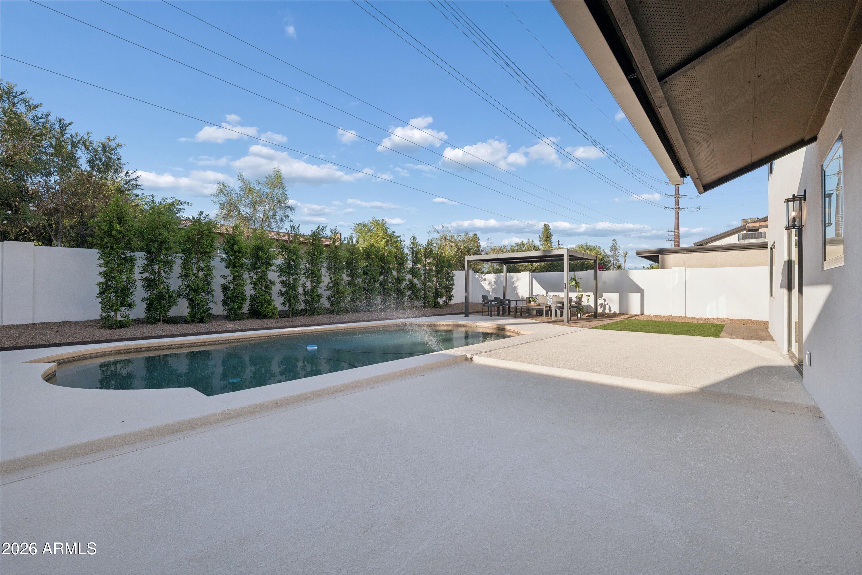5518 E ROANOKE Avenue