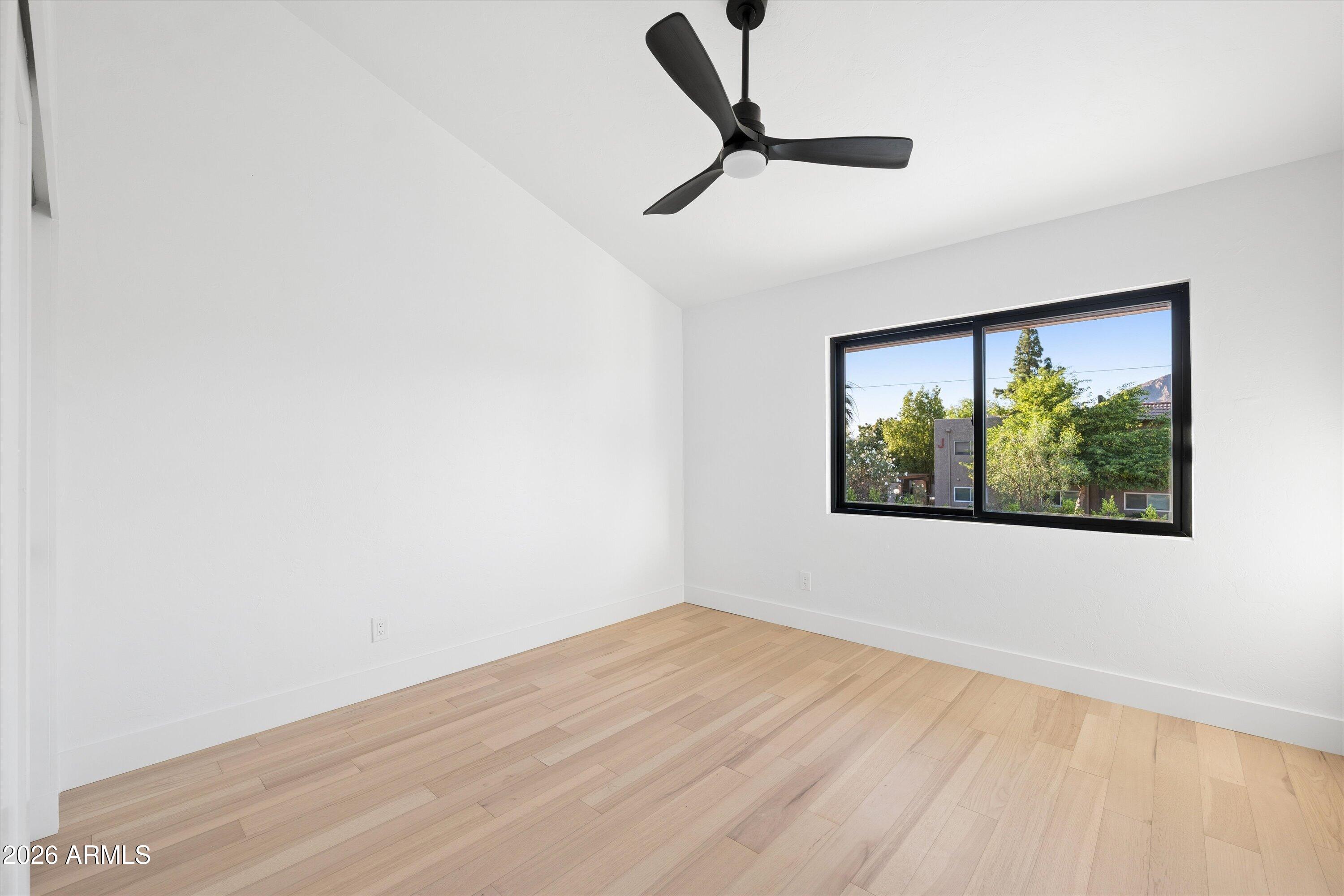 5518 E ROANOKE Avenue