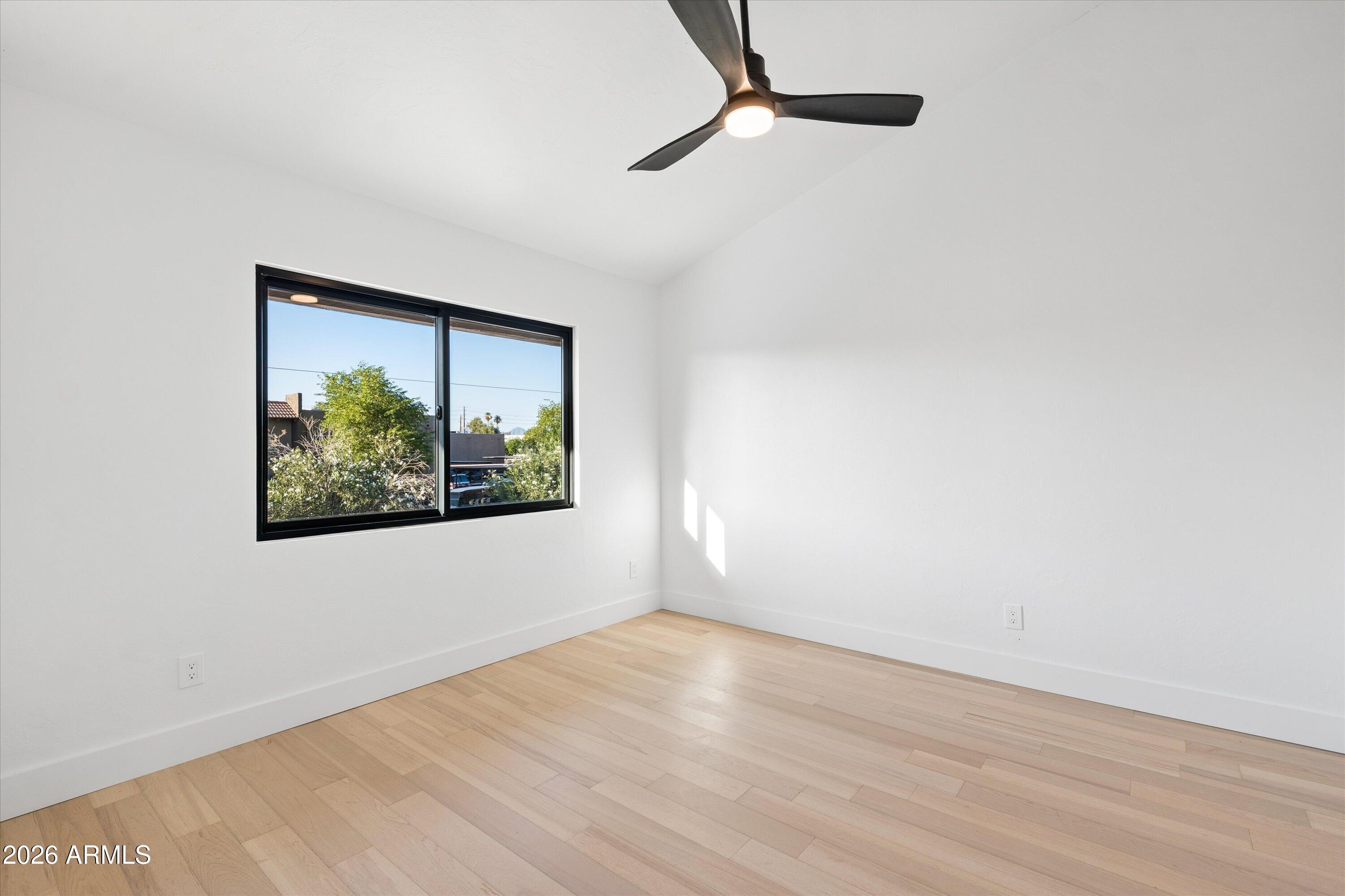 5518 E ROANOKE Avenue