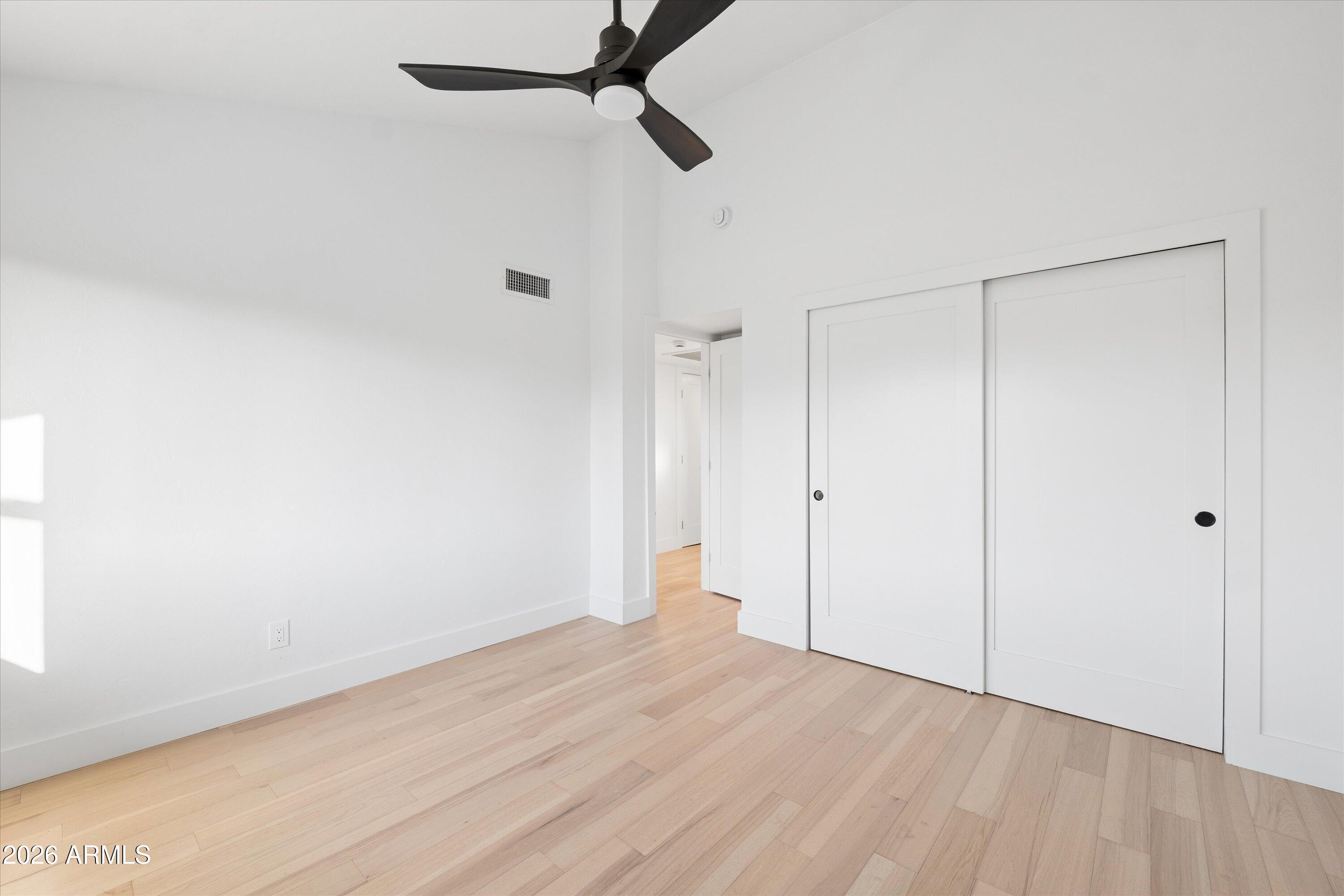 5518 E ROANOKE Avenue