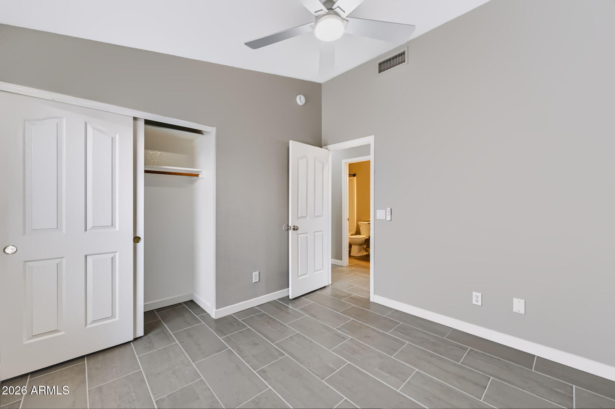 2243 E ROBIN Lane