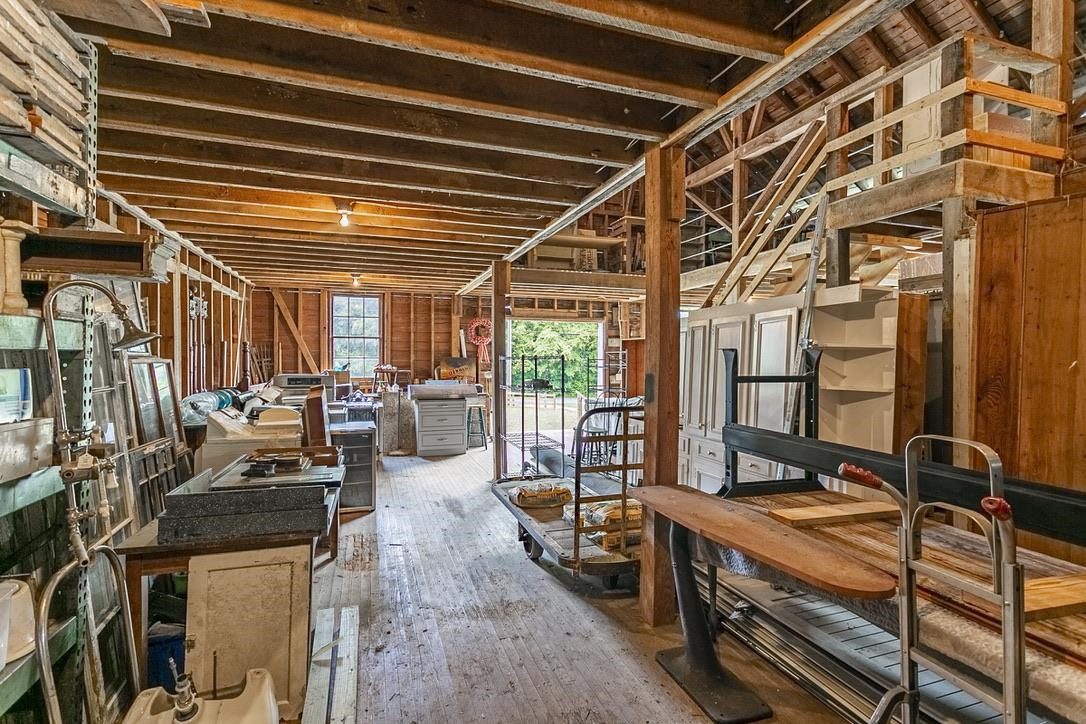 228 Holt Road