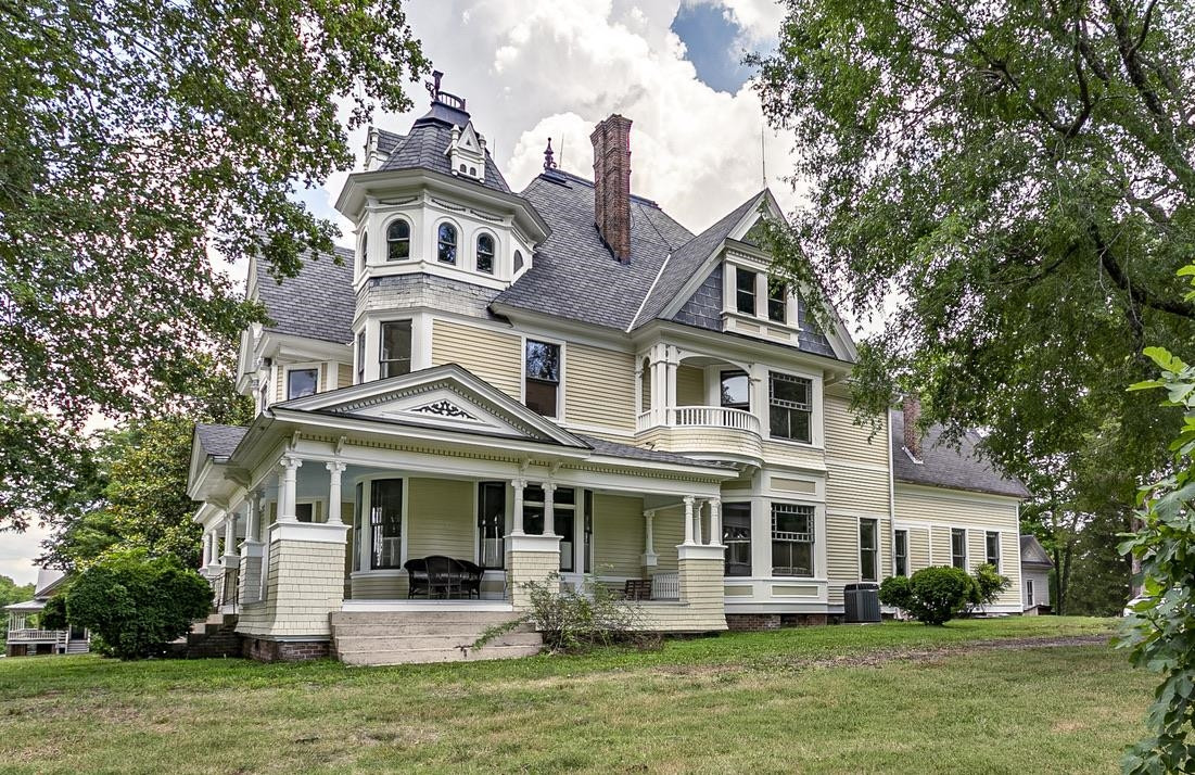 228 Holt Road