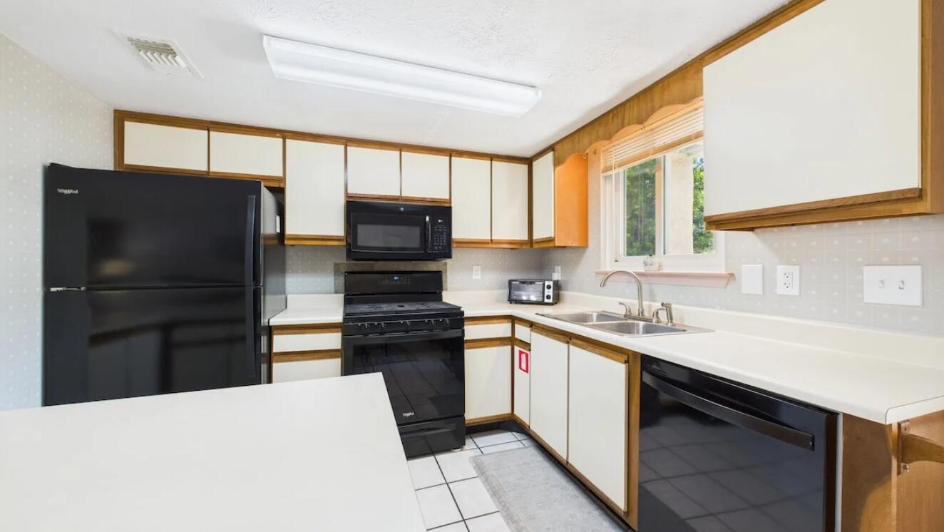 132 W Leslie Lane