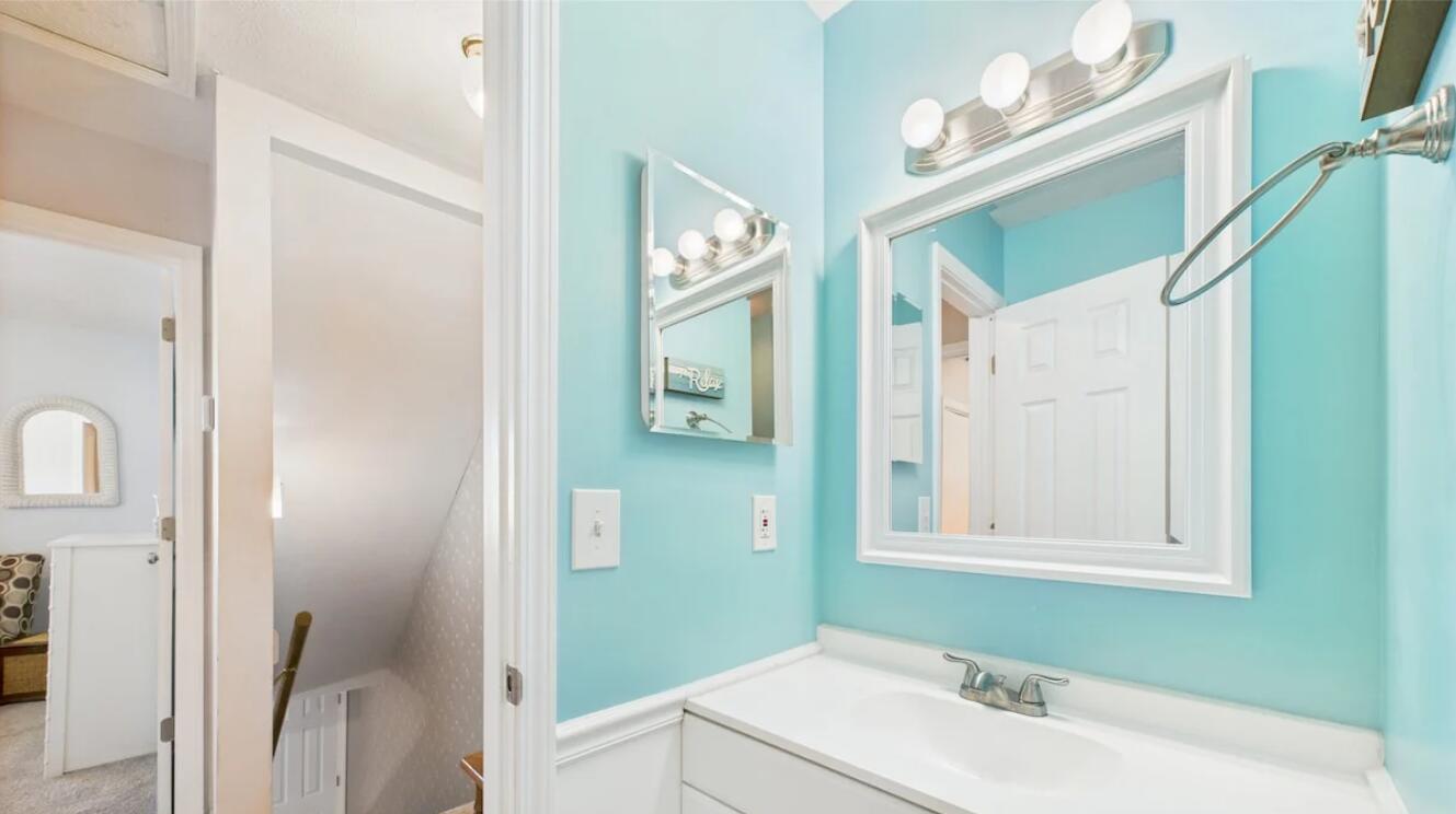 132 W Leslie Lane