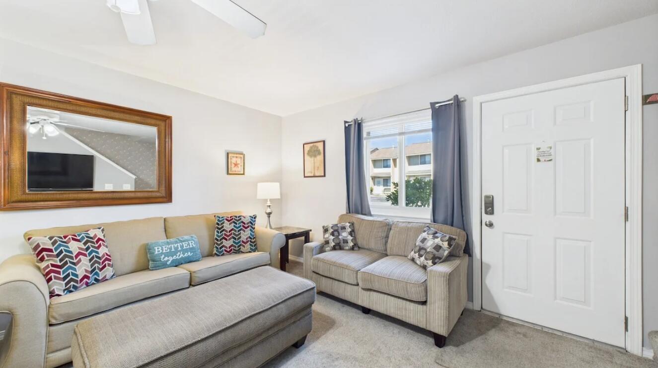 132 W Leslie Lane