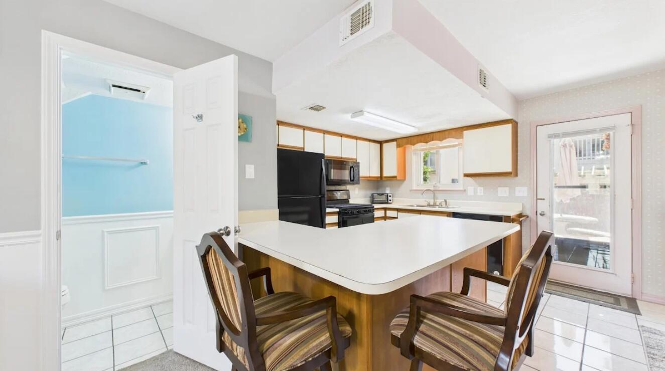 132 W Leslie Lane