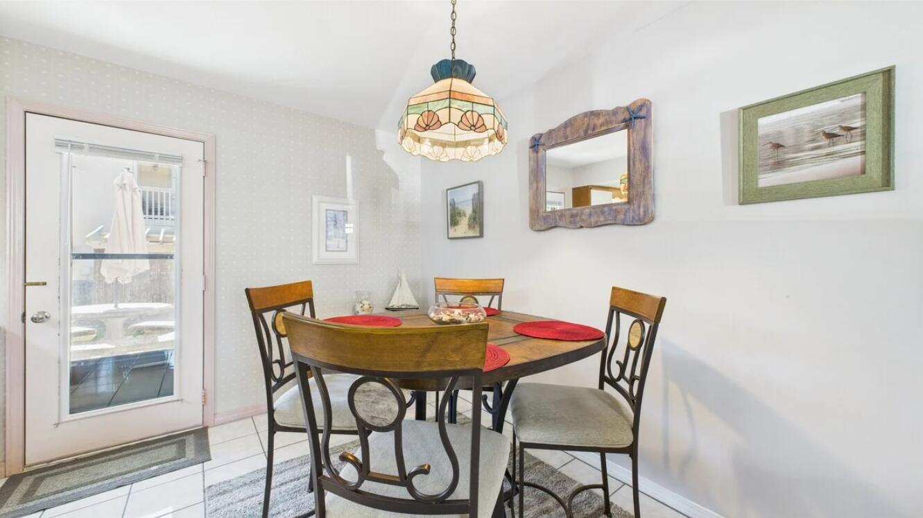 132 W Leslie Lane