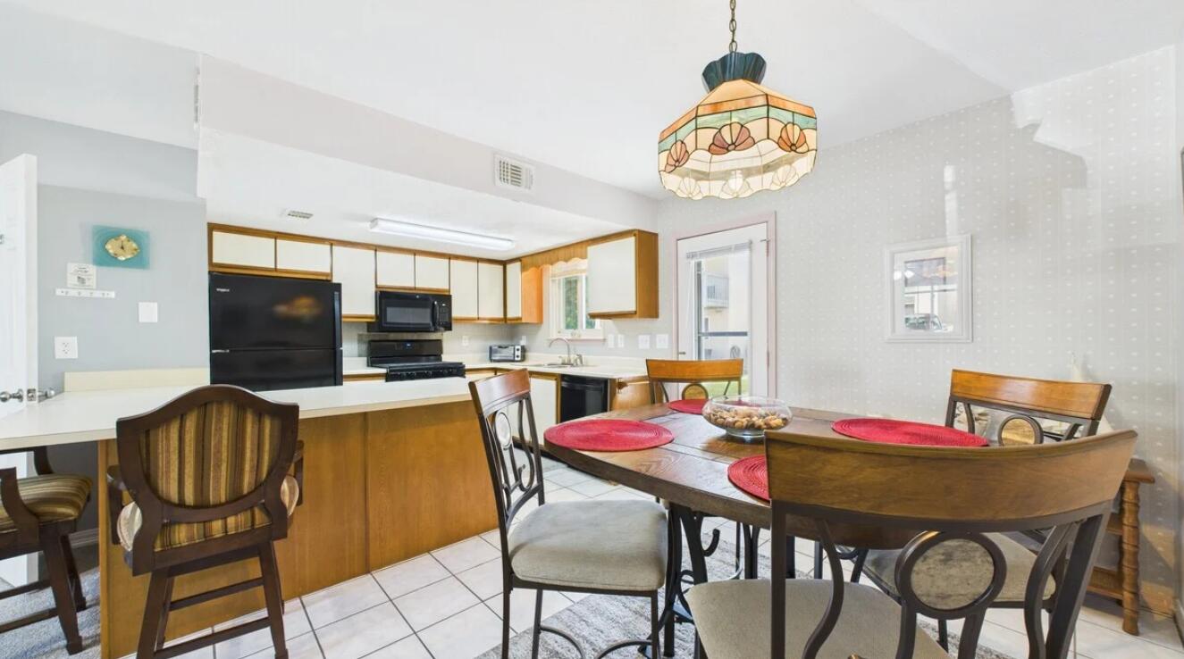 132 W Leslie Lane