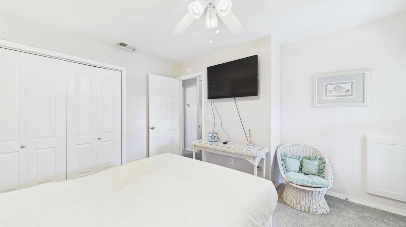 132 W Leslie Lane