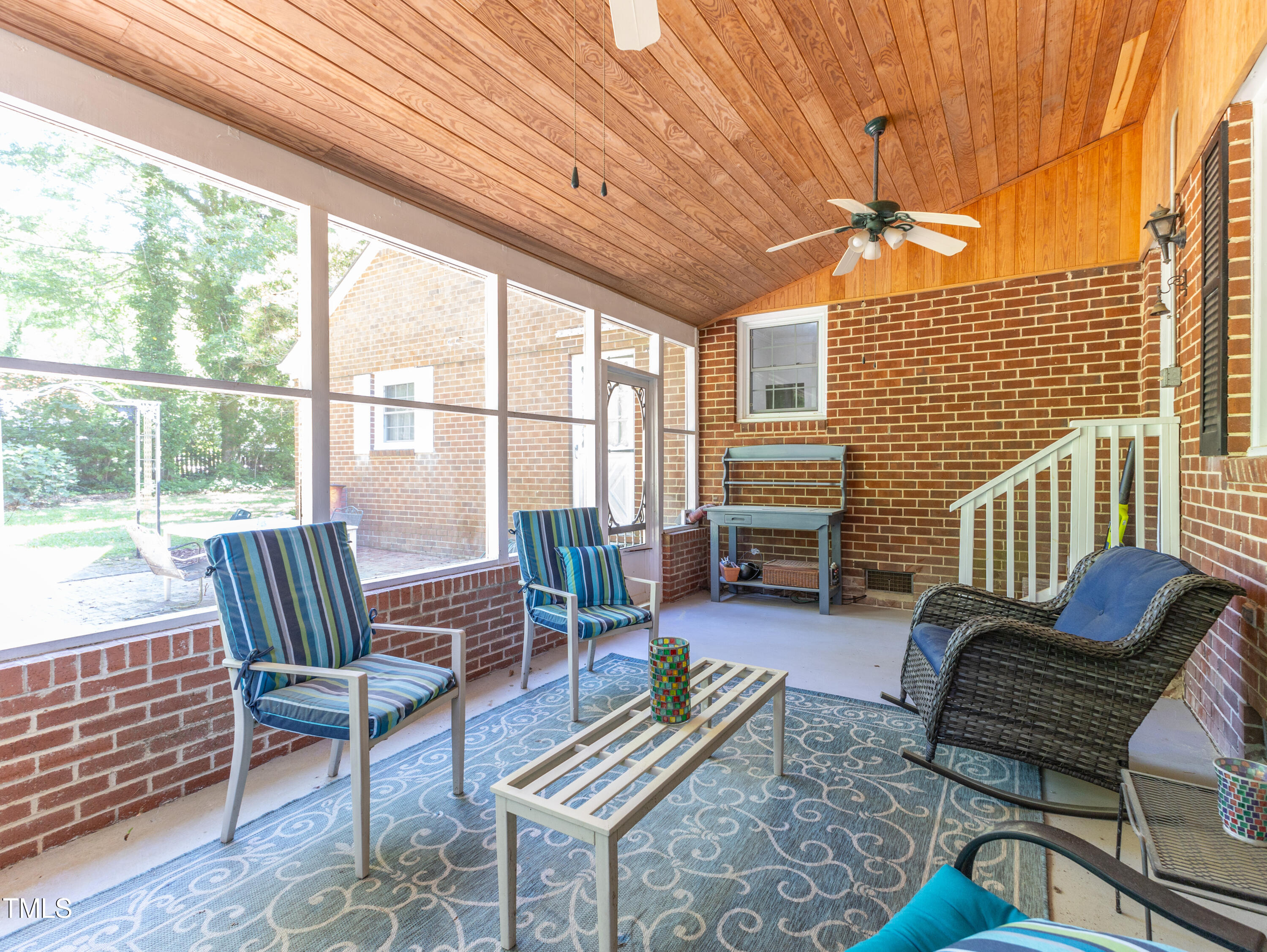 711 E Academy Street