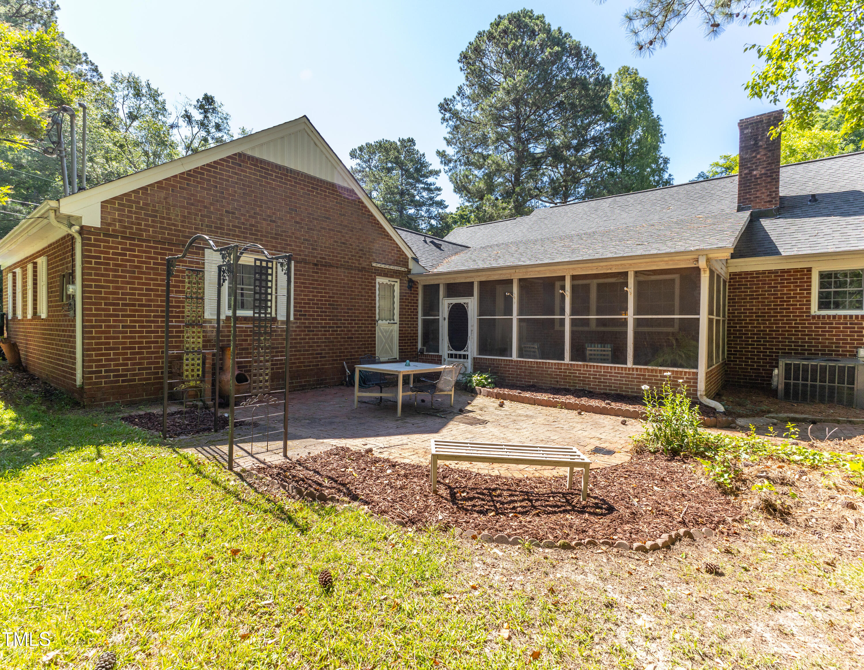 711 E Academy Street