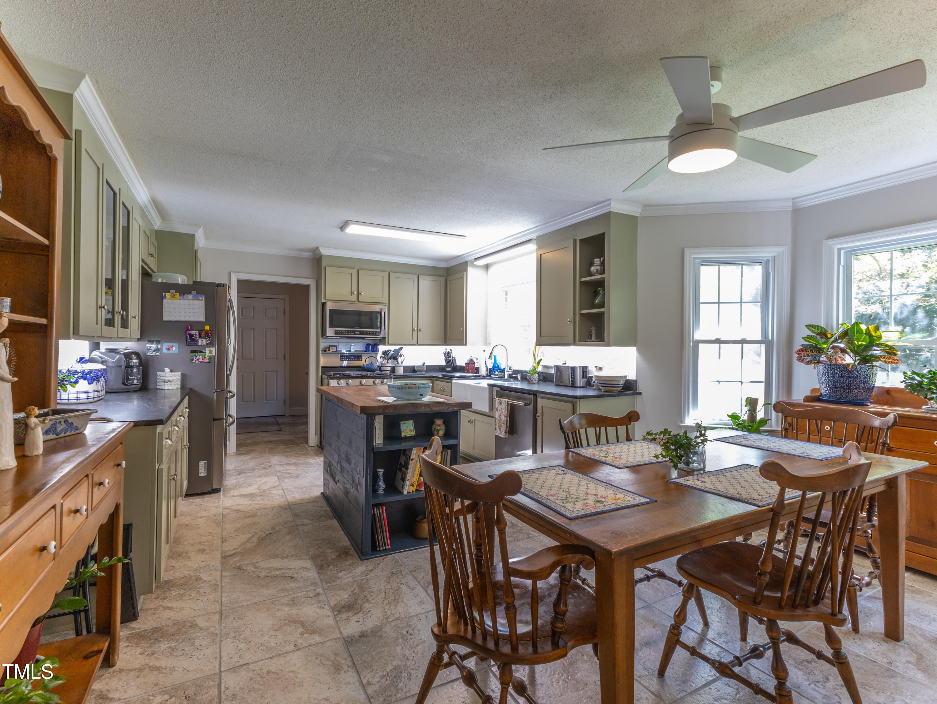 711 E Academy Street