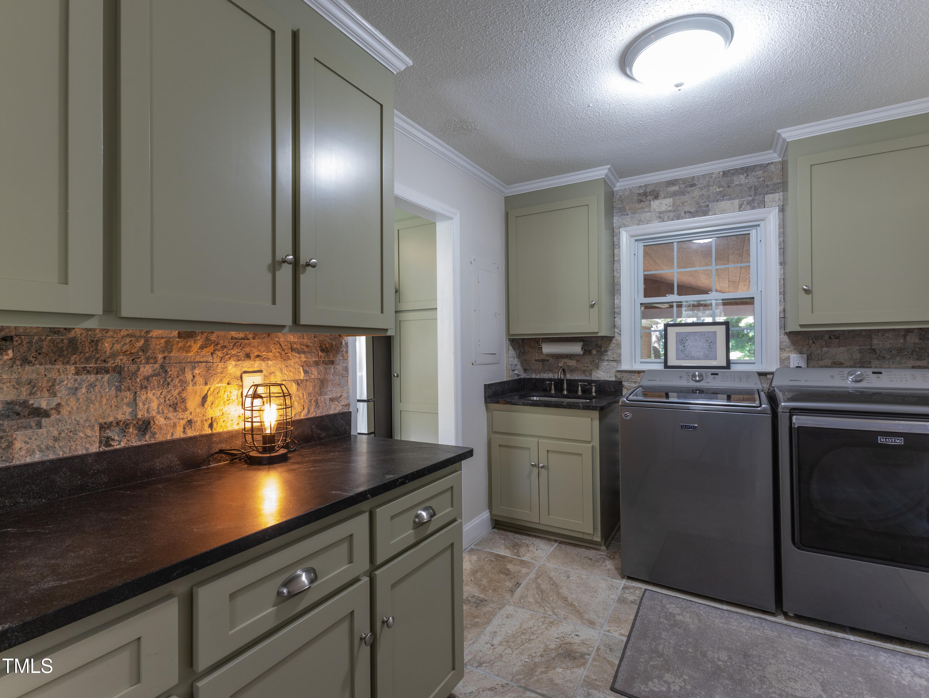 711 E Academy Street