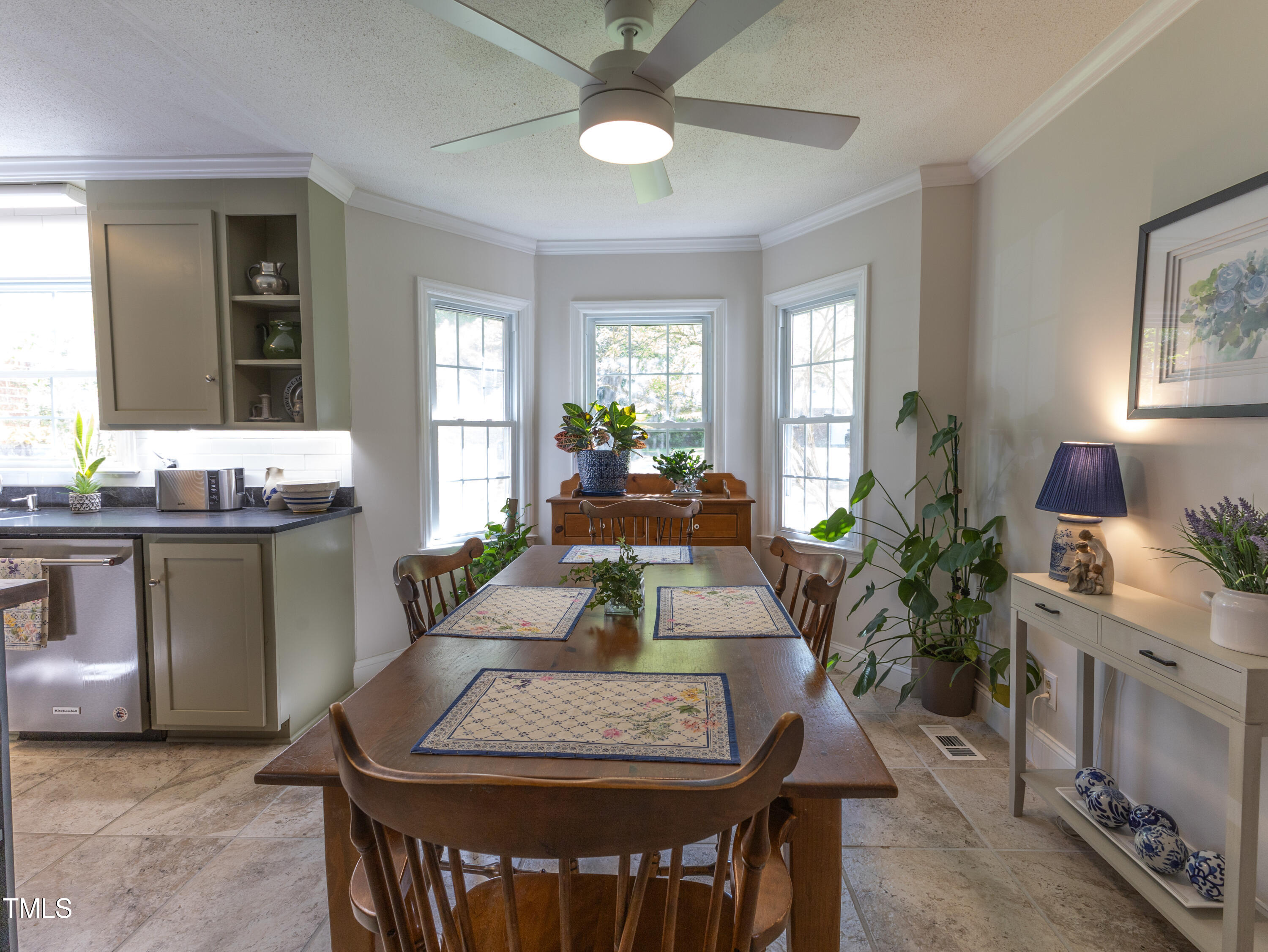 711 E Academy Street