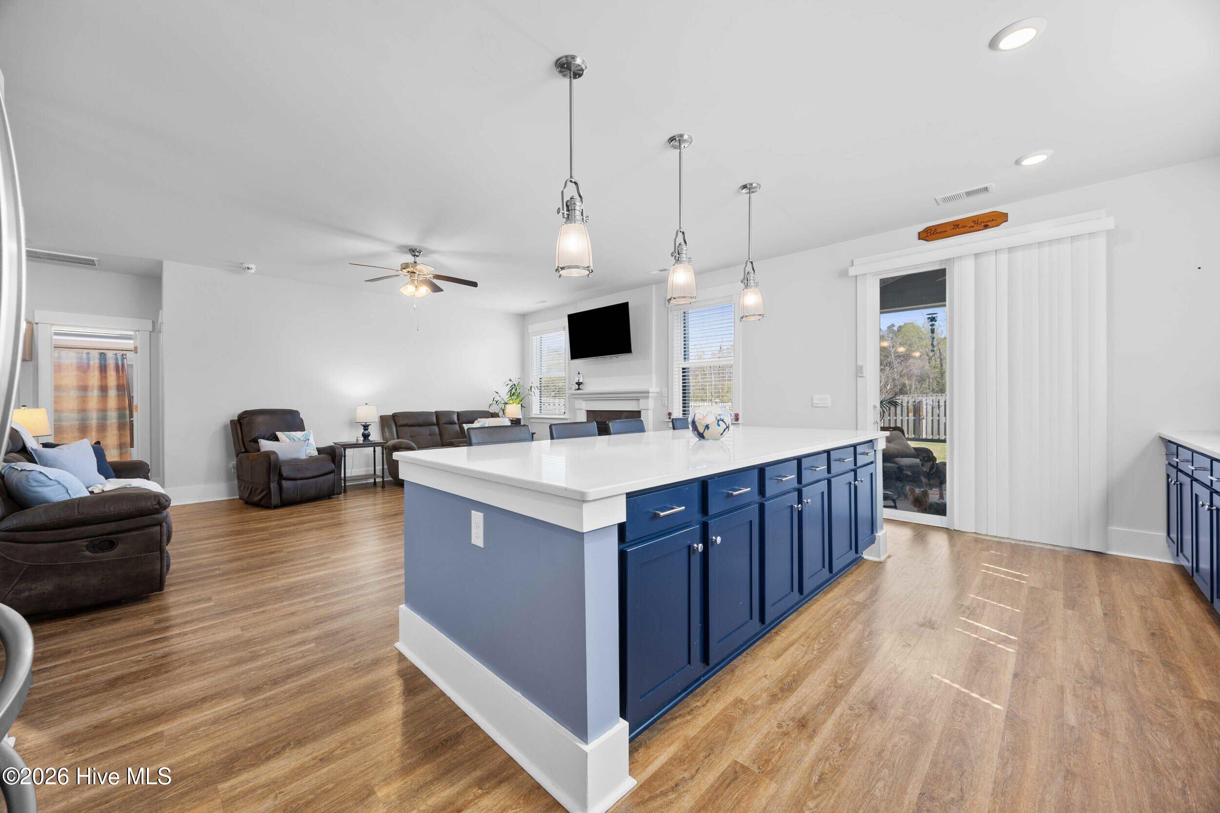 502 Edgewater Way