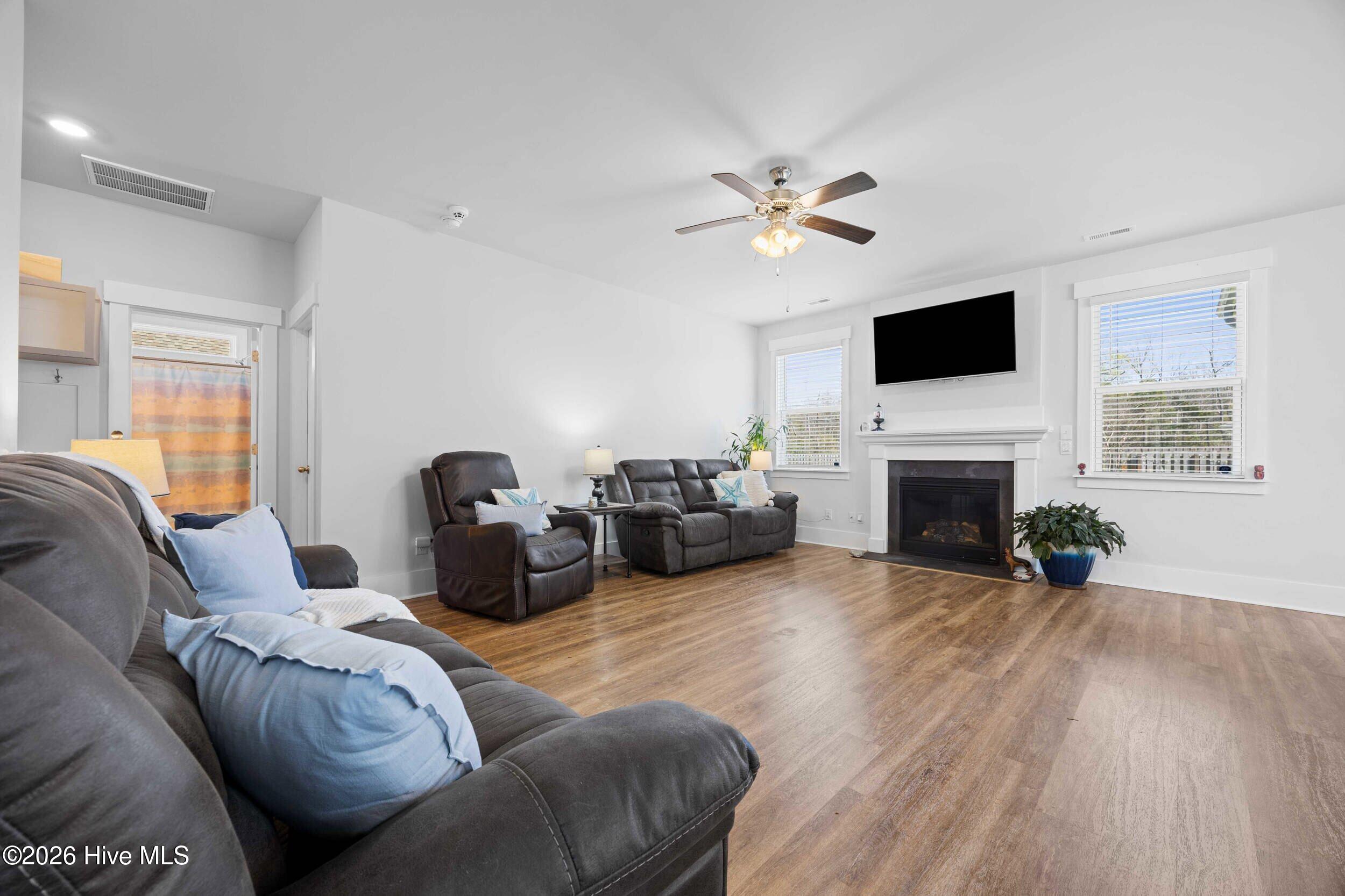 502 Edgewater Way