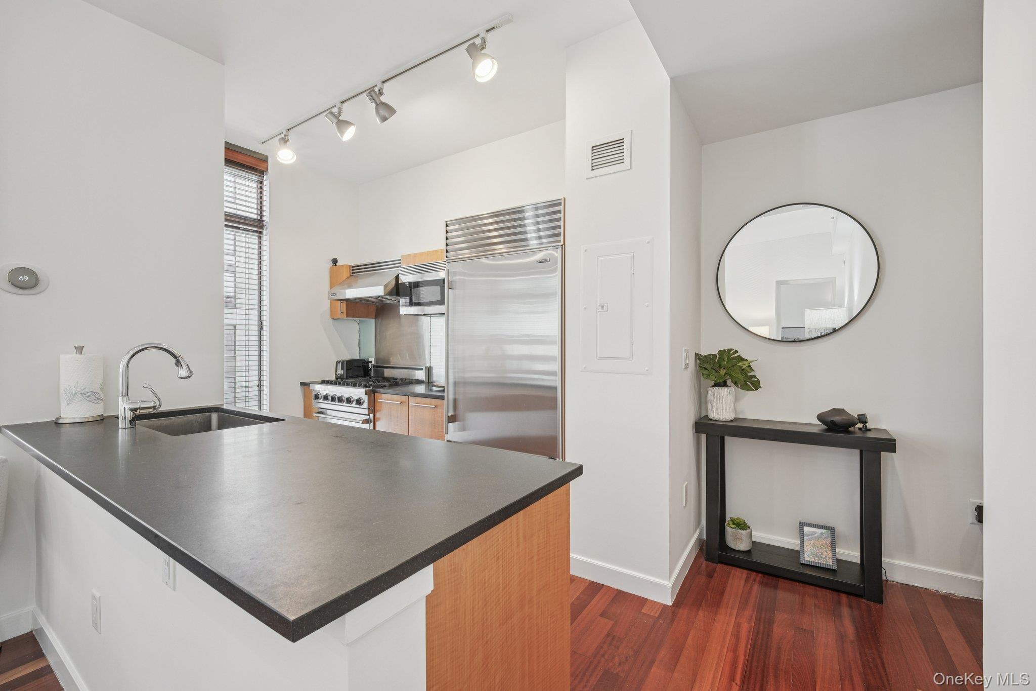 25 City Place Unit: 4B