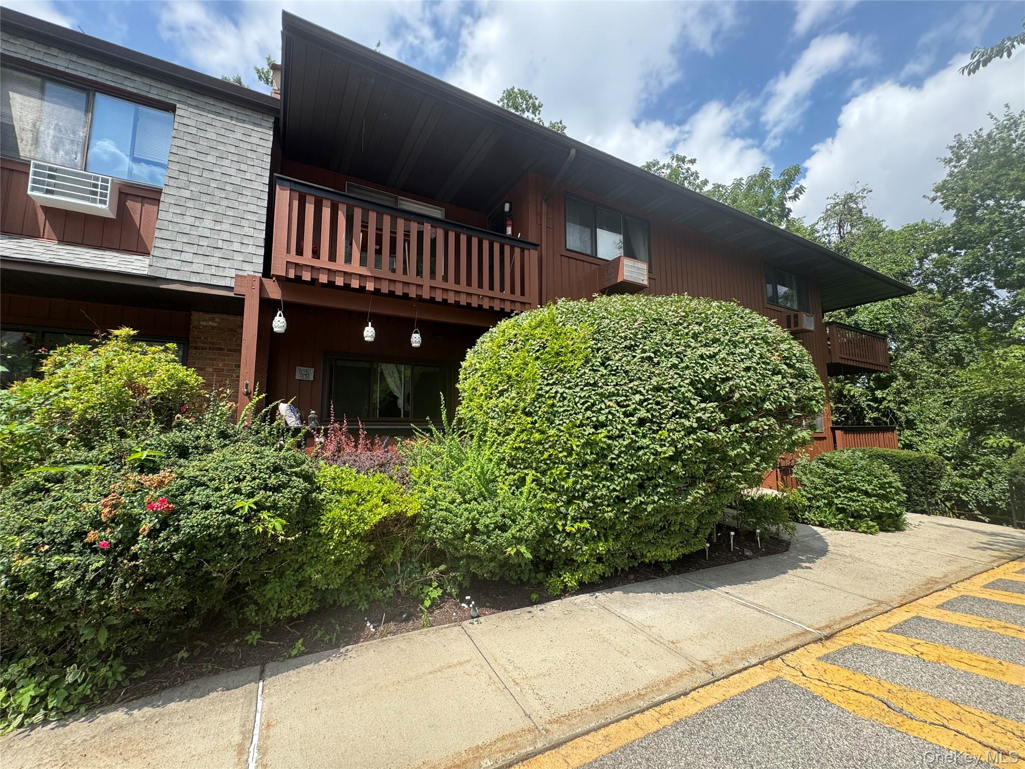 60 Coachlight Square Unit: 60