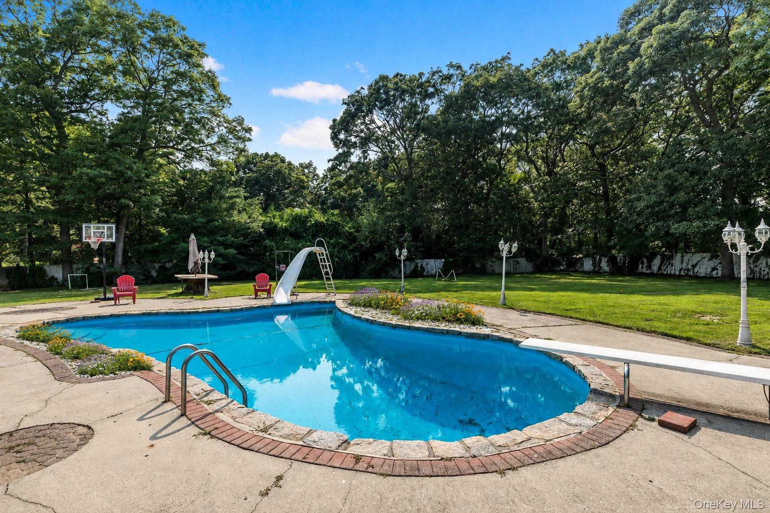 1 Whispering Court