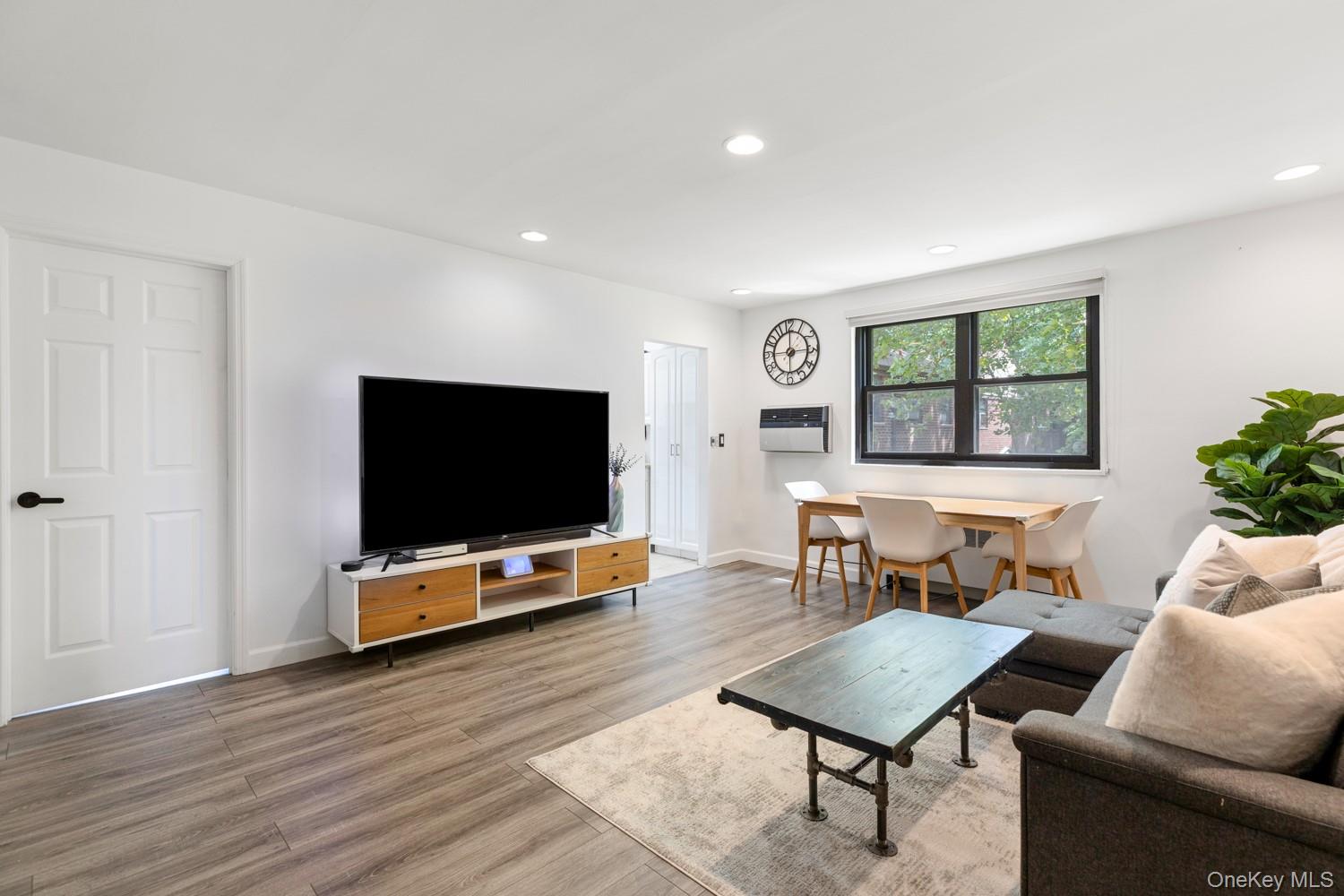 58 09 246th Crescent Unit: upper unit