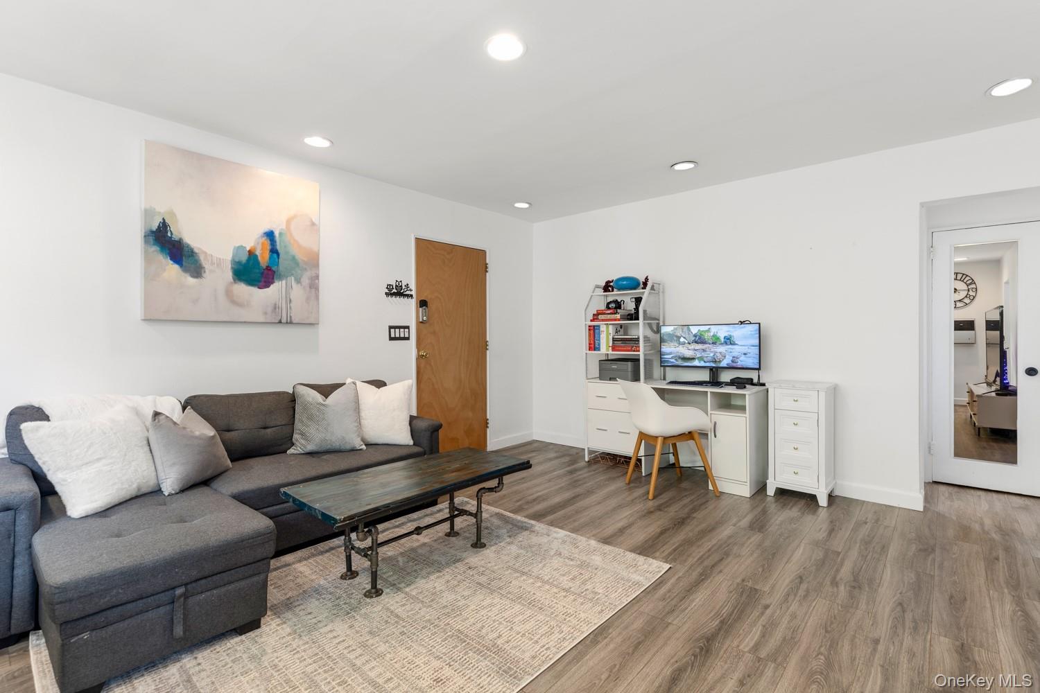 58 09 246th Crescent Unit: upper unit