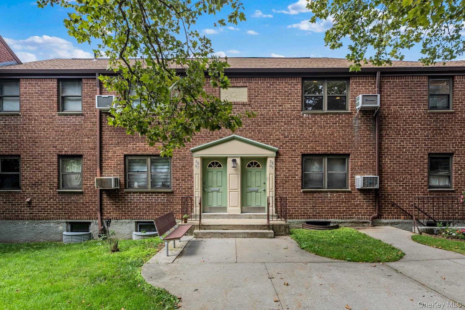 58 09 246th Crescent Unit: upper unit