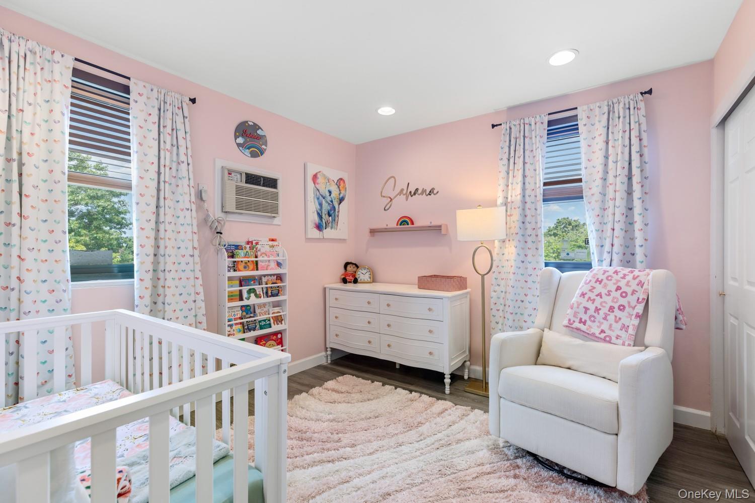 58 09 246th Crescent Unit: upper unit