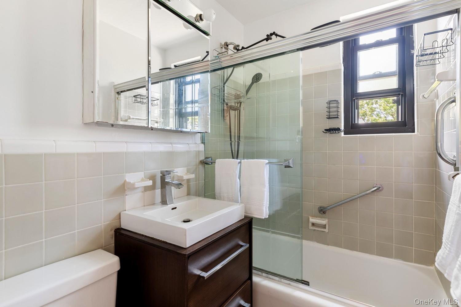 58 09 246th Crescent Unit: upper unit