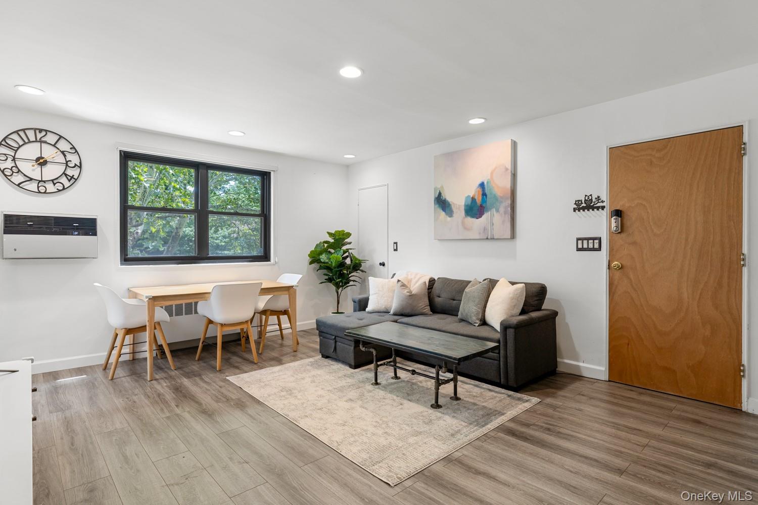 58 09 246th Crescent Unit: upper unit
