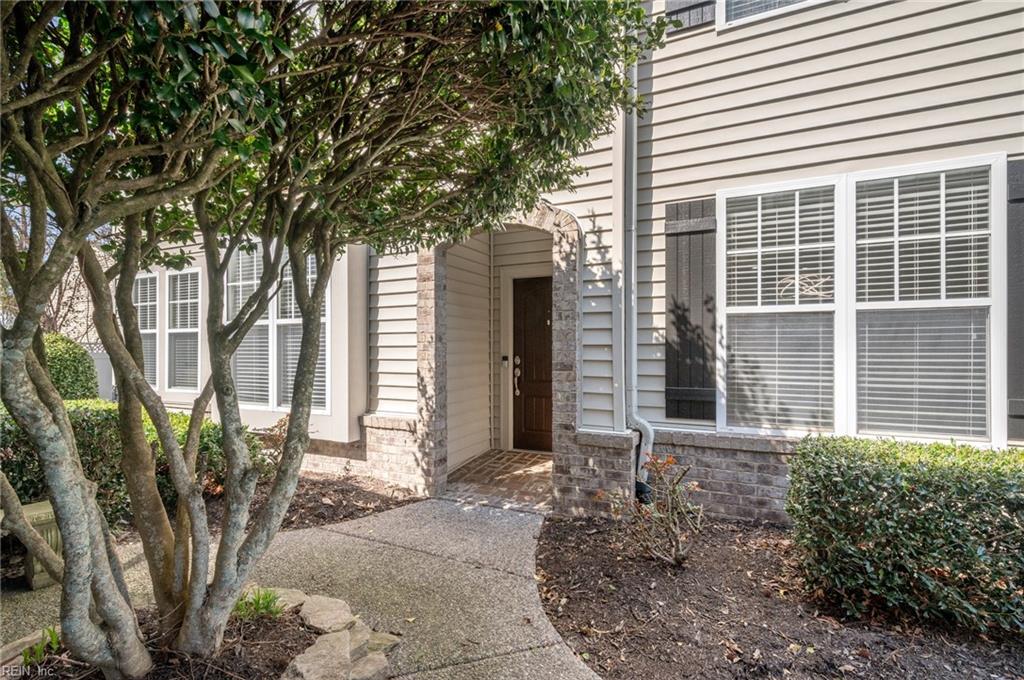 921 Turtle Pond LN