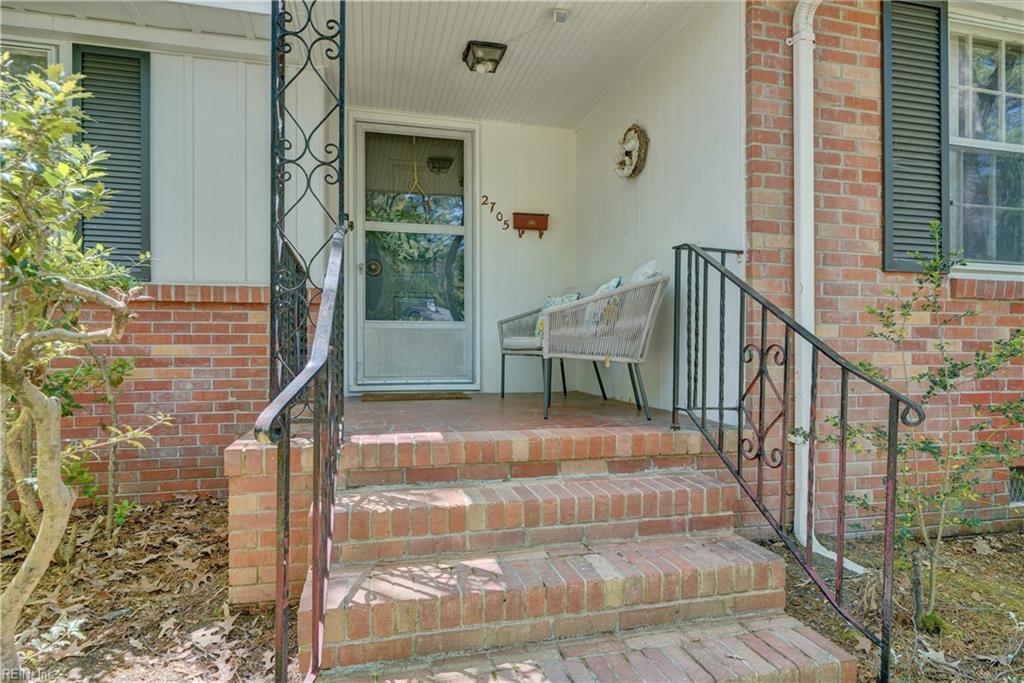 2705 E Kings RD