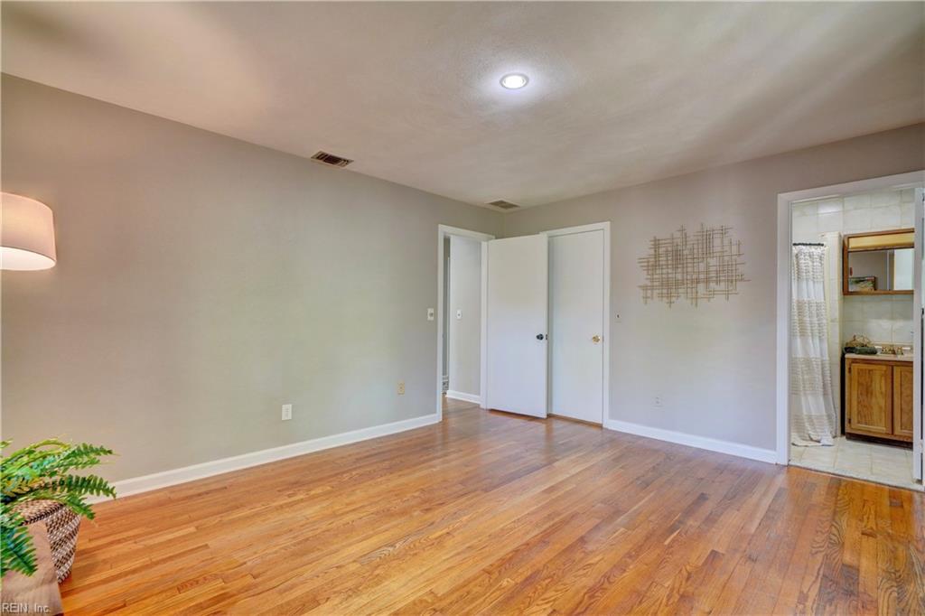 2705 E Kings RD