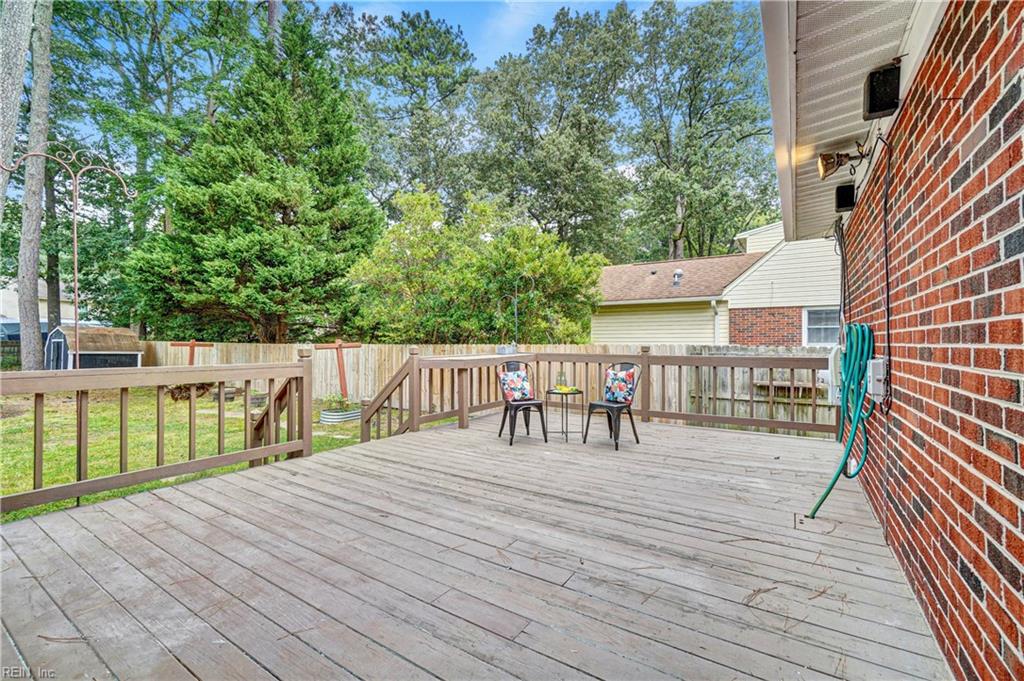 505 Robbins LN
