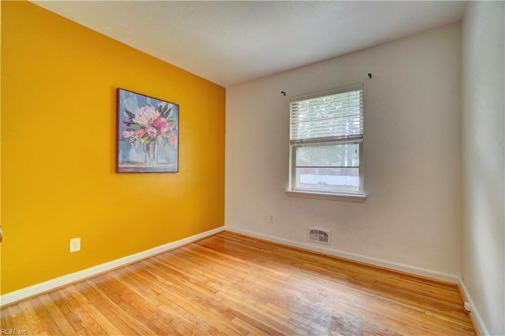 505 Robbins LN