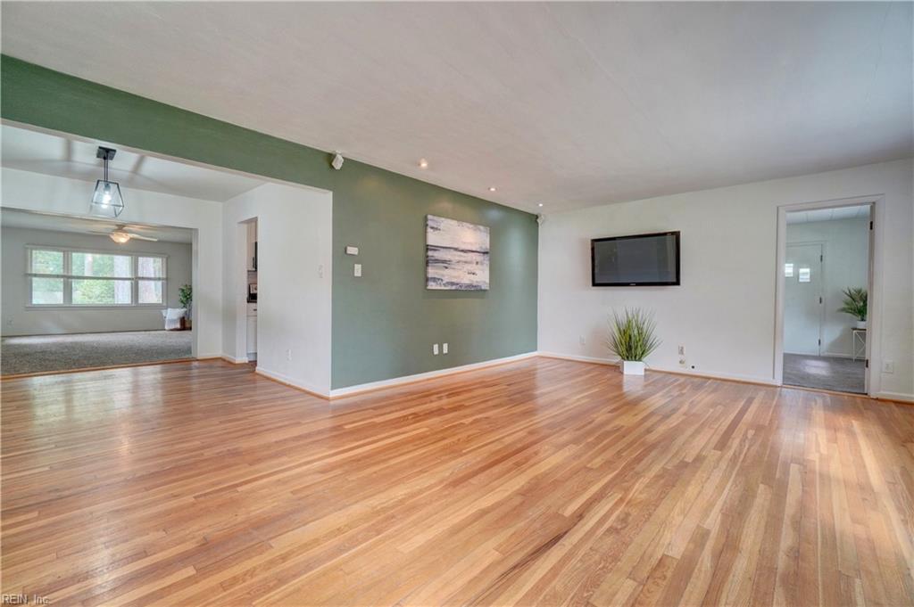 505 Robbins LN