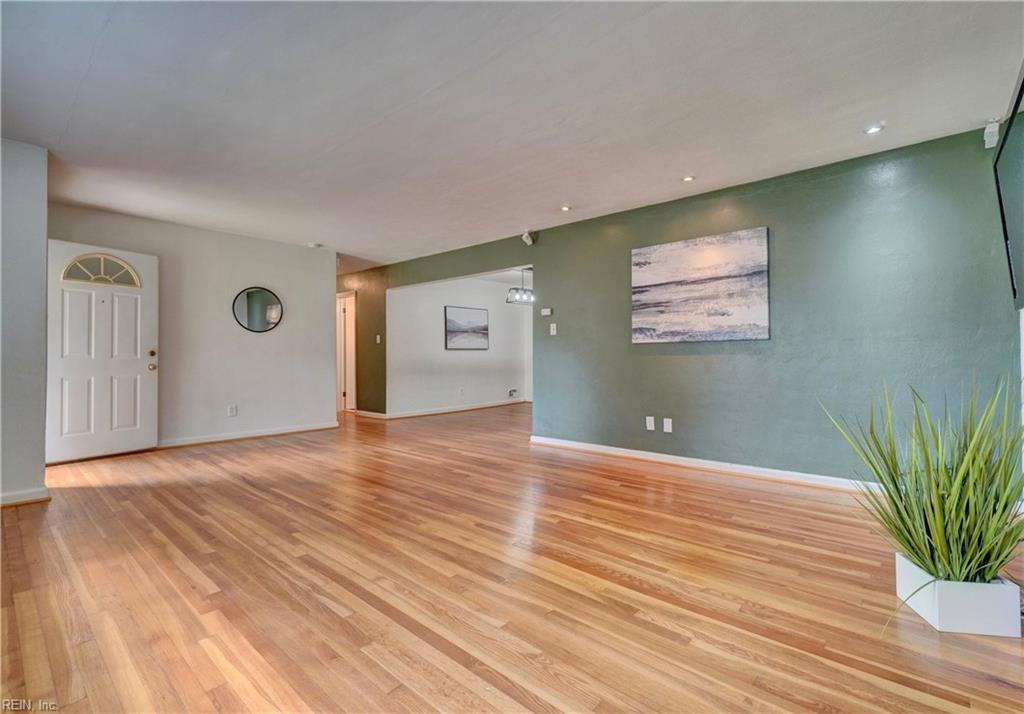 505 Robbins LN