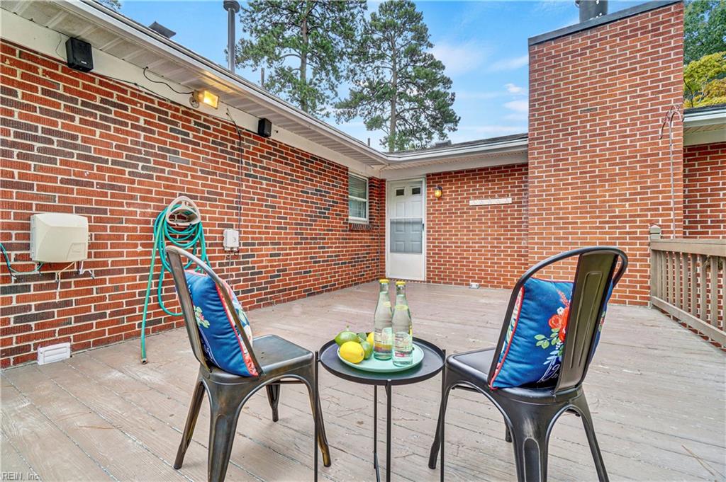 505 Robbins LN