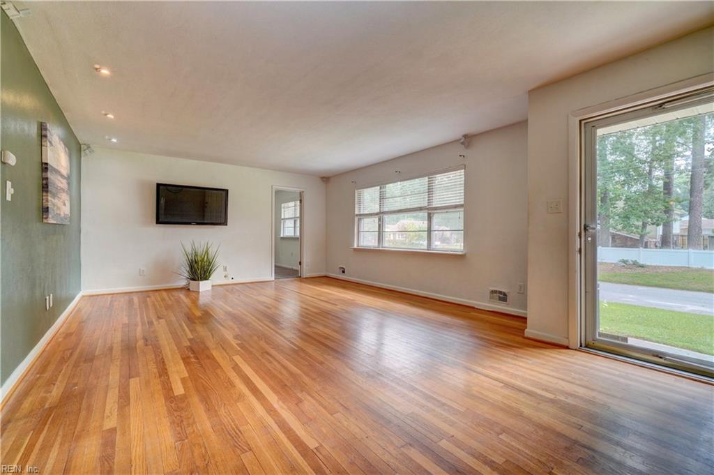 505 Robbins LN