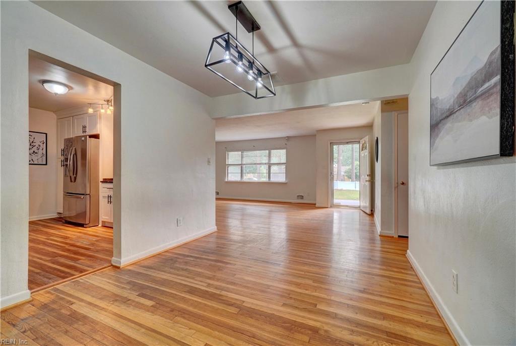 505 Robbins LN