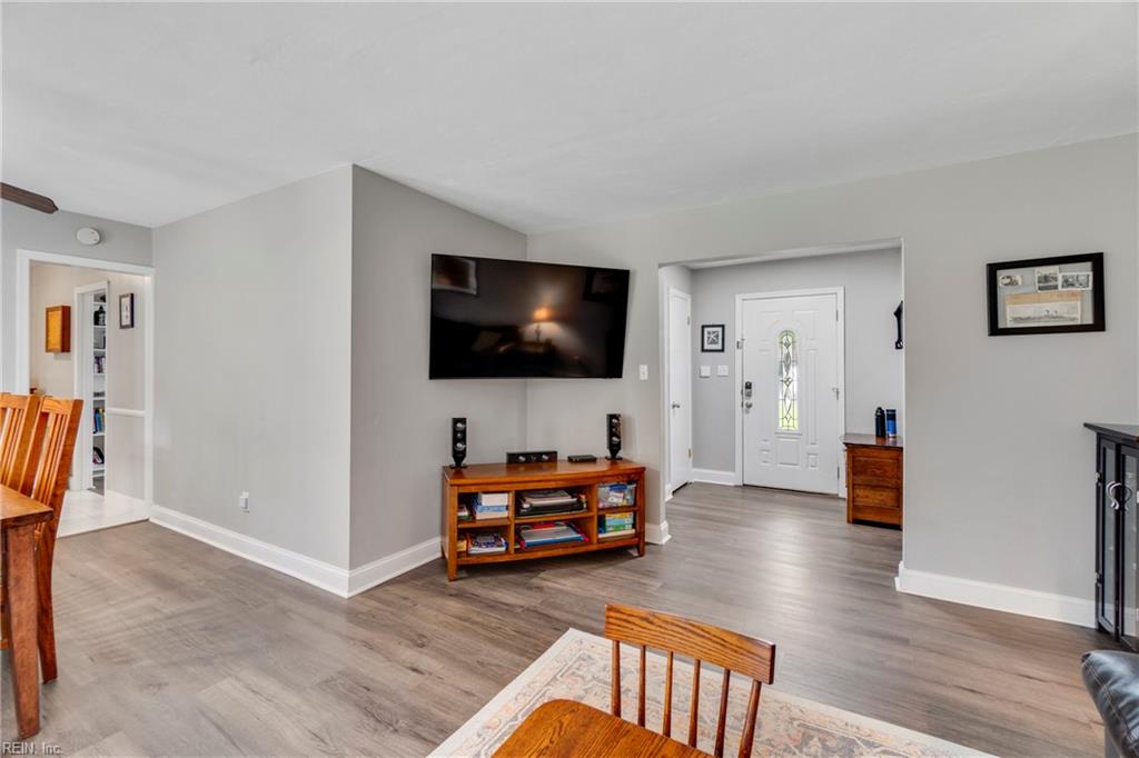 228 S Newtown RD