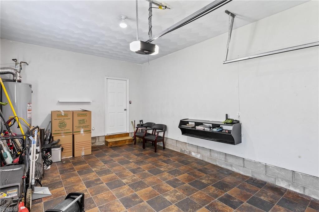 6004 Torrey Pines LN