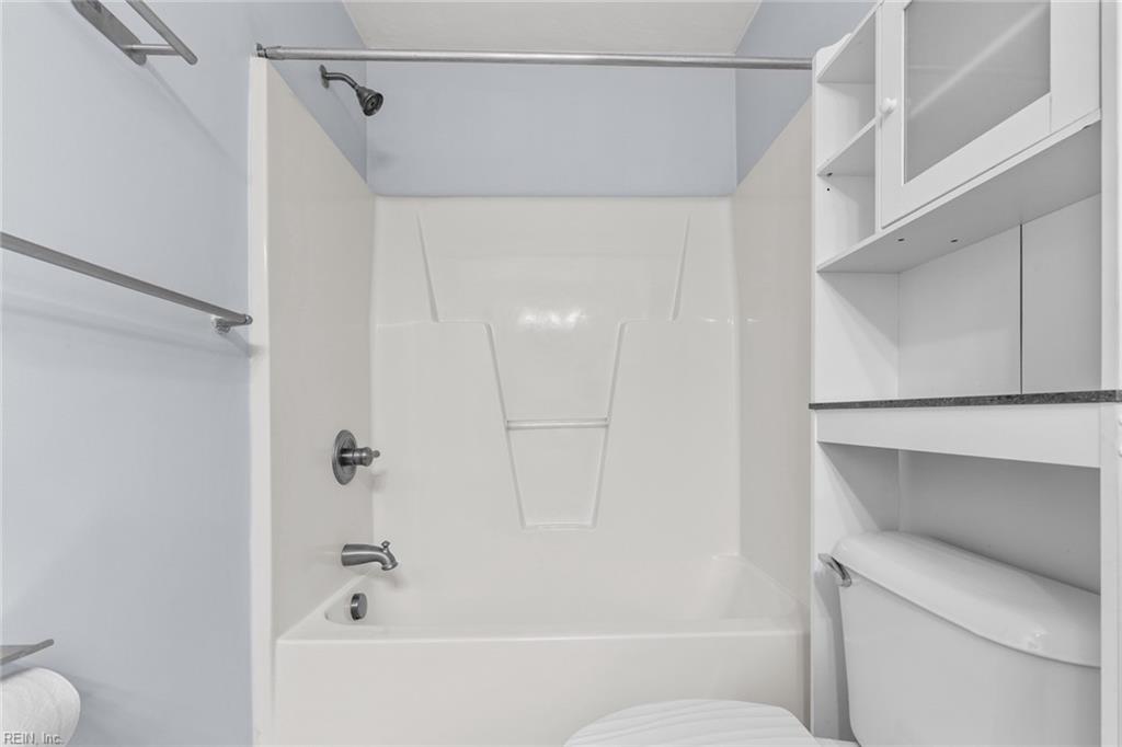 6004 Torrey Pines LN