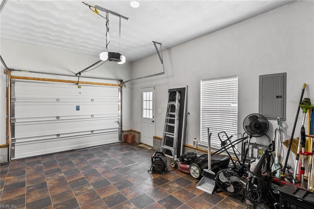 6004 Torrey Pines LN