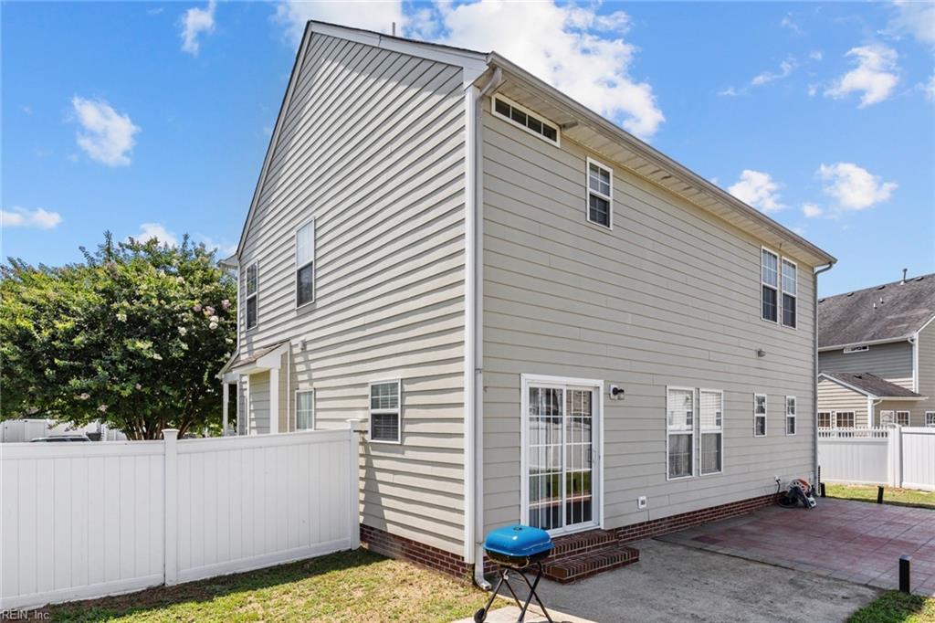 6004 Torrey Pines LN