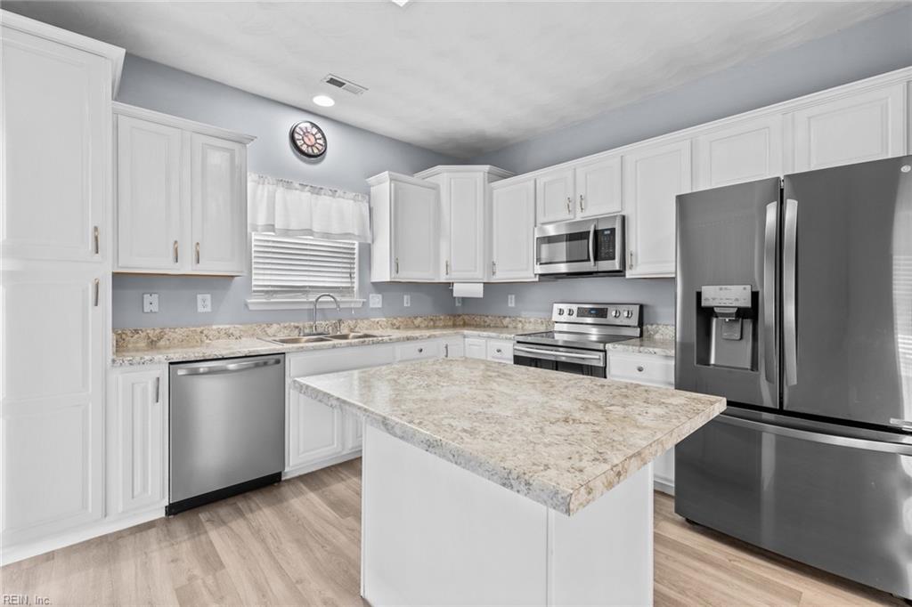 6004 Torrey Pines LN