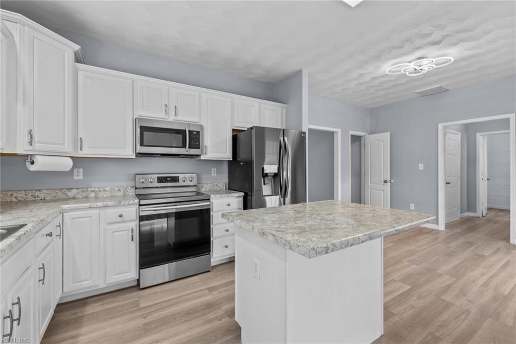 6004 Torrey Pines LN