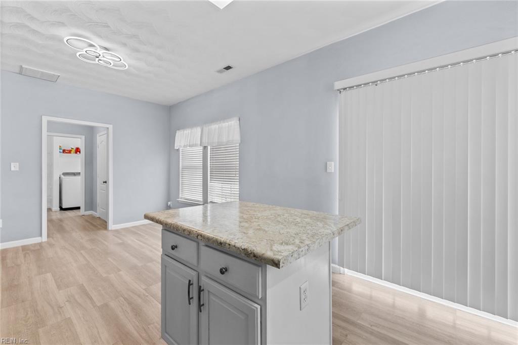 6004 Torrey Pines LN