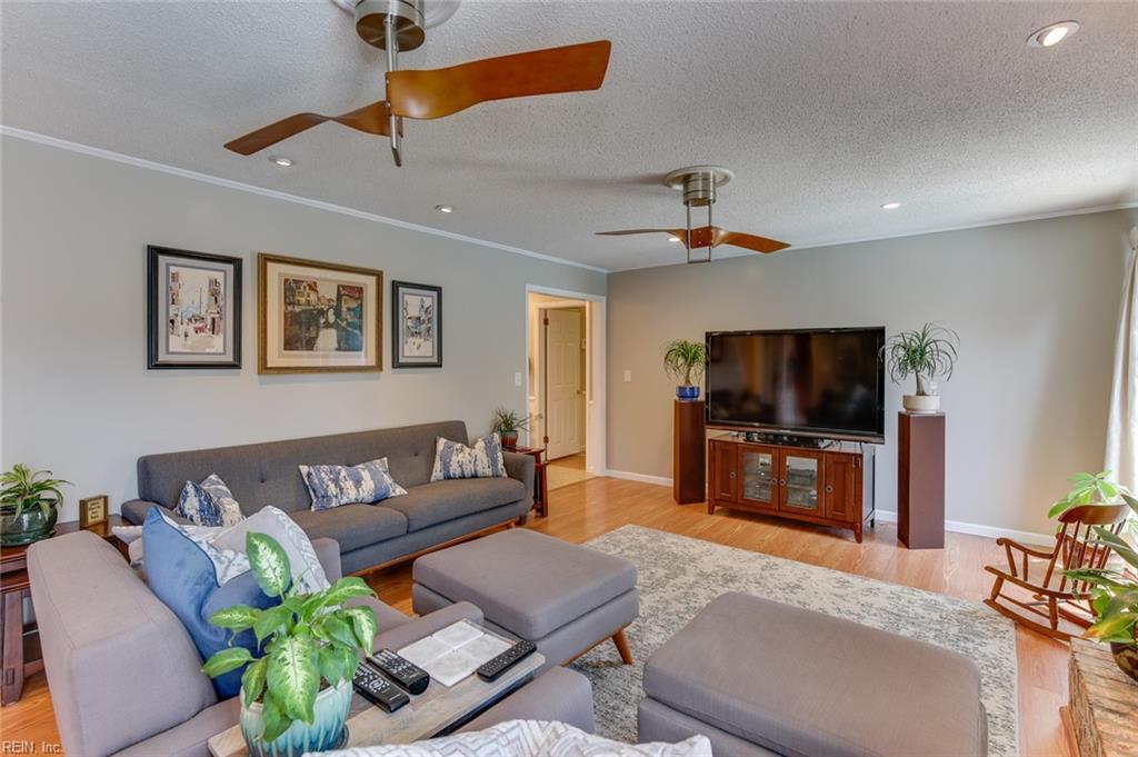 2216 W Admiral DR