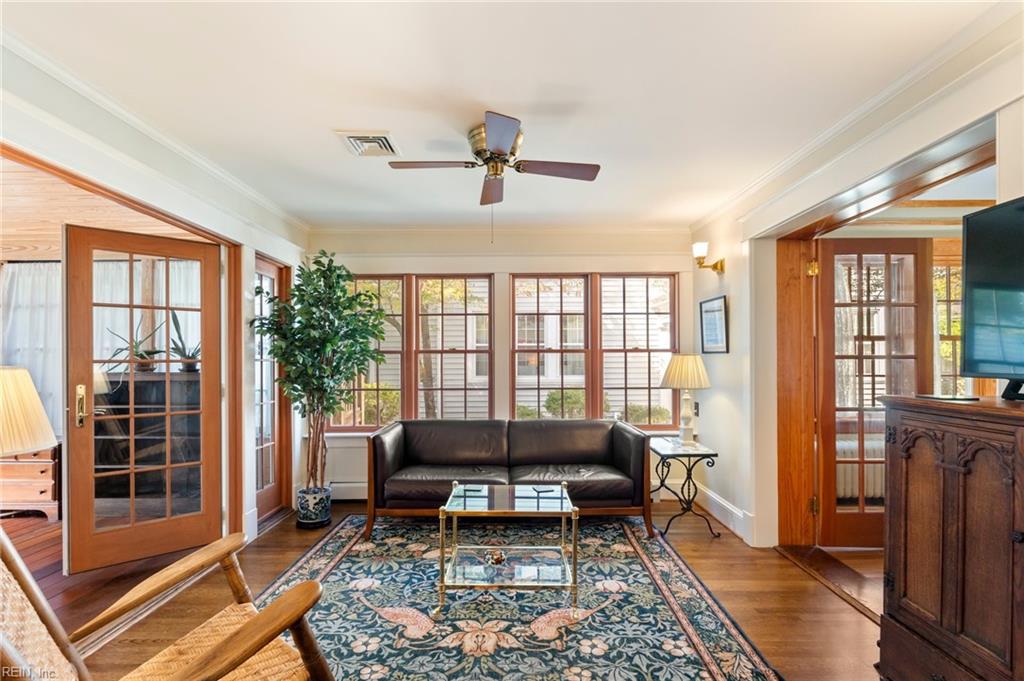 1049 Hanover AVE